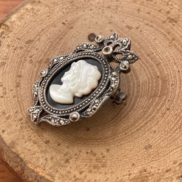 Vintage Sterling Silver Black Onyx Brooch with Opalescent Mother of Pearl Cameo - Picture 3 of 5